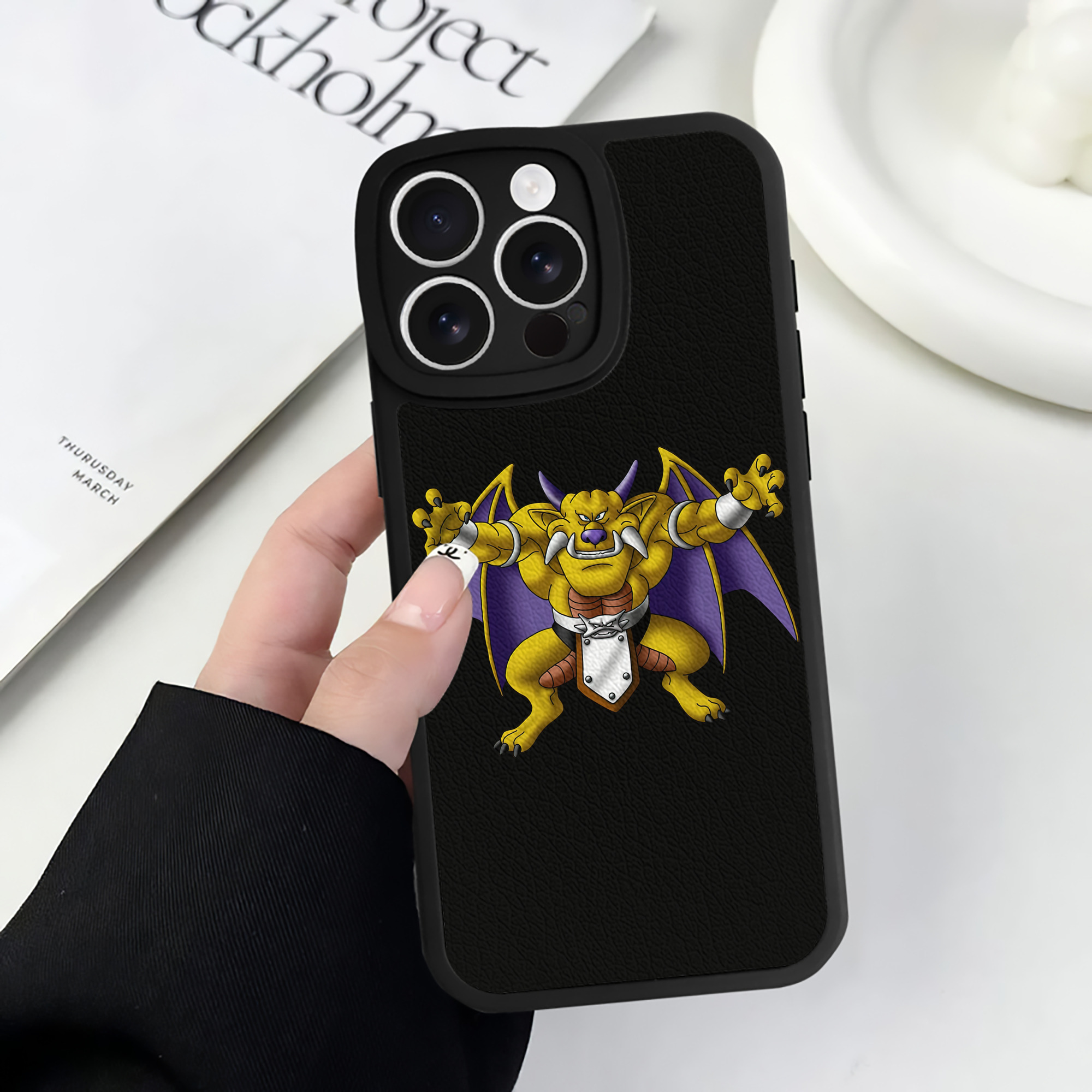 （画像用） ドラゴンクエスト Doragon Kuesuto Dragon Quest 【iPhone 16シリーズ対応】シリコンスマホケース（レザー調） 材質：シリコン